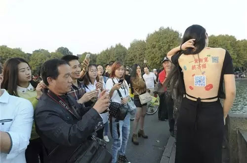 姑娘說(shuō)：秀背為攢錢創(chuàng)業(yè)