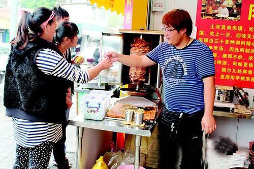 19歲小伙姜偉龍：開4平方米土耳其肉夾饃店已經月入過萬