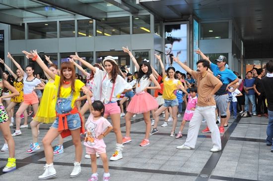 劉穎：在“快閃”中找到快樂(lè)從“快閃”運(yùn)動(dòng)中月賺過(guò)萬(wàn)