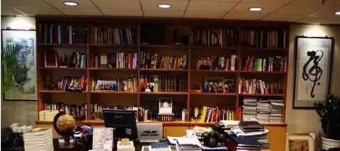 最后一張辦公桌，大家可以猜猜看是哪位CEO的。