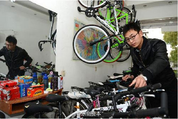 90后在校大學生張少、梁鵬、焦愛芬合伙創業，創建“自由人”自行車行