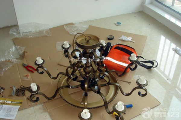 客廳裝飾燈具——依據說明書安裝燈具